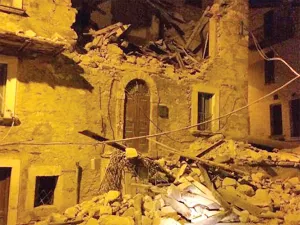 Sismo destruyó la mitad de poblado de Italia