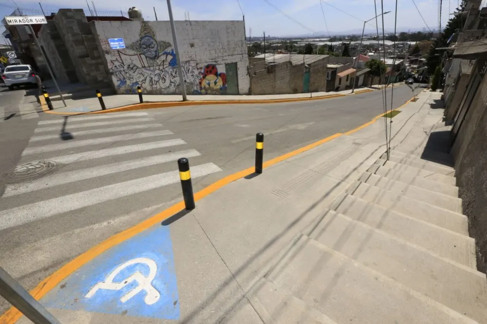 Ayuntamiento de Puebla rehabilita con concreto asfáltico avenida en San Pablo Xocimehuacan 