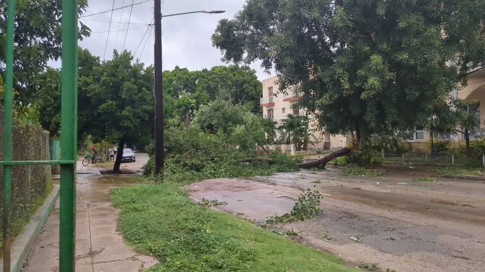 Huracán Rafael tocó tierra en Cuba y causó apagón general y afectaciones en infraestructura