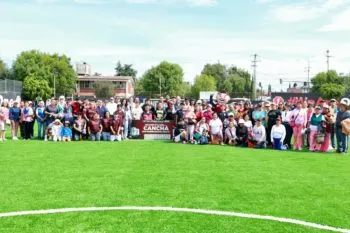 Entrega Ayuntamiento de Puebla rehabilitación de cancha de fútbol 7 en la Rivera Anaya