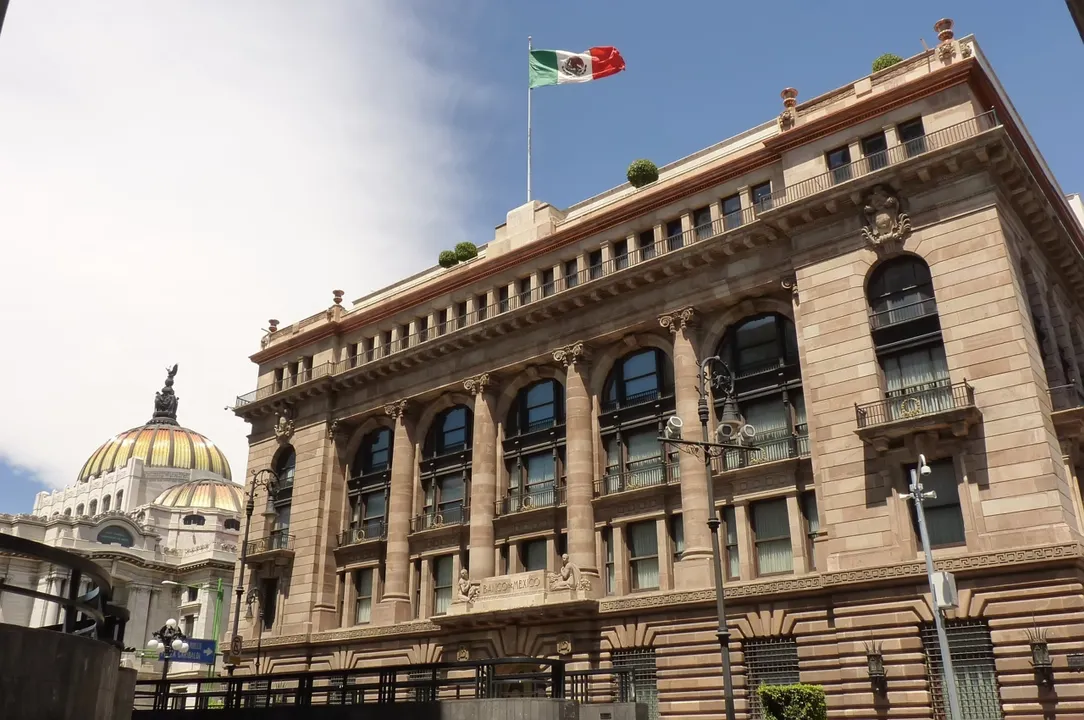 Banxico desafía la cautela global: recorta tasas para frenar el enfriamiento económico