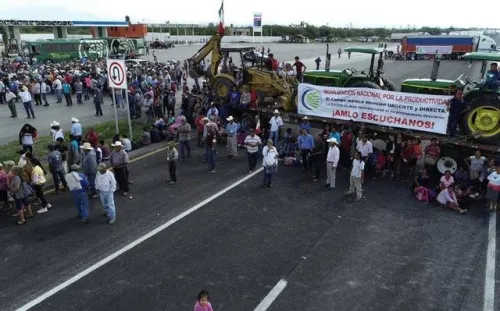 AMLO pide a la ciudadanía resistir los cierres de caminos