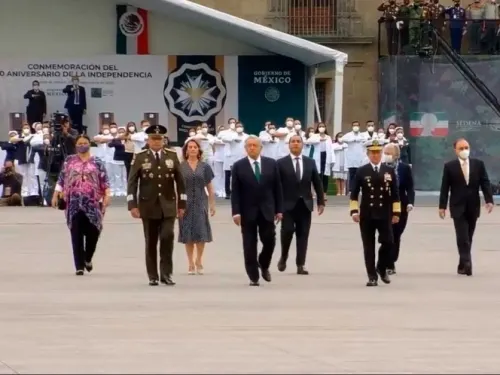 Da López Obrador inicio a peculiar desfile militar