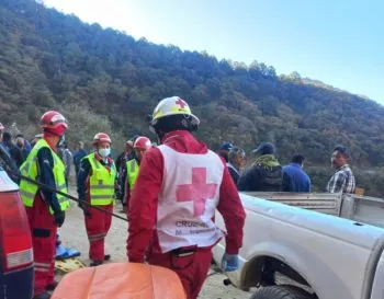 Un saldo de 3 muertos y 10 heridos es el que dejó la volcadura de un vehículo de un grupo musical en Oaxaca