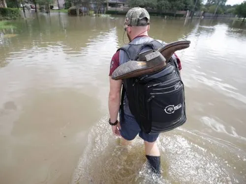 Se degrada “Harvey” a depresión tropical; van 25 muertos