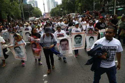 Casi 10 mil personas marchan en apoyo a los 43 normalistas de Ayotzinapa