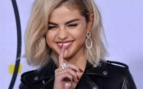 ¡Se cansó del rubio! Selena Gómez sorprende con nuevo look