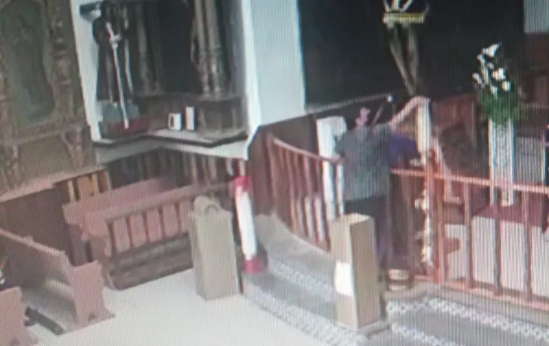 roban cirio en una iglesia