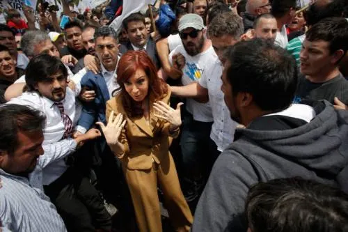 Ordenan arresto de Cristina Fernández por encubrimiento de un atentado