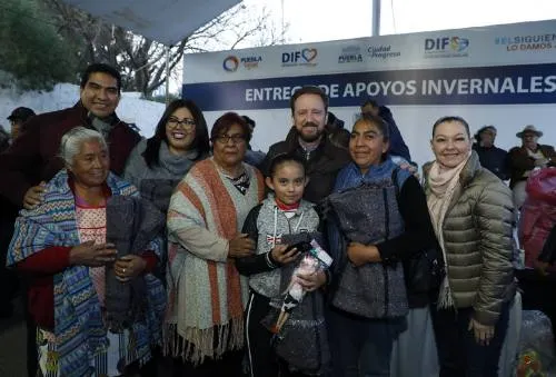 Luis Banck y Susy Angulo de Banck entregaron apoyos invernales en Ignacio Romero Vargas
