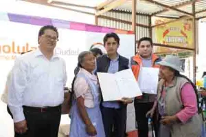 Entrega Espinosa títulos de concesión en tianguis de Mixtitla