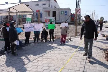 Realizan cadena humana en Totimehuacán; piden cancelación de las obras