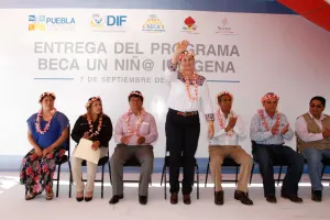SEDIF entrega paquetes de Beca un Niño Indígena en Sierra Norte