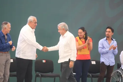 Felicita AMLO a Guillermo Pacheco por realizar unas elecciones limpias