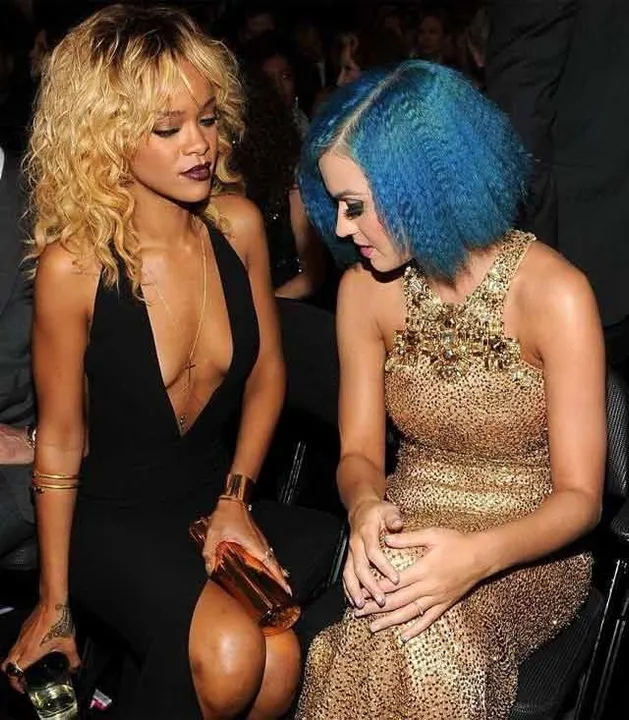 Rihanna hace show con Cheryl y Katy