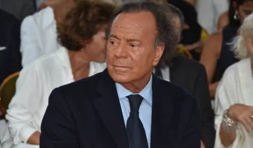 Julio Iglesias celebra medio siglo de carrera con decepcionante concierto