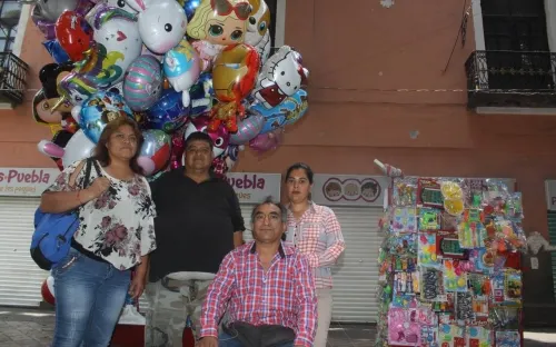 Globeros regresan al zócalo de puebla pese  a Covid-19