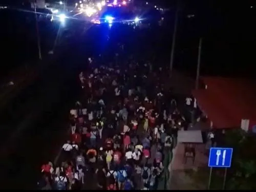Parte caravana de 3 mil migrantes rumbo a Huixtla