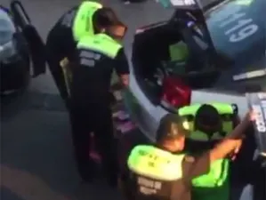 Video: Policías aprovechan saqueos y se unen a la rapiña