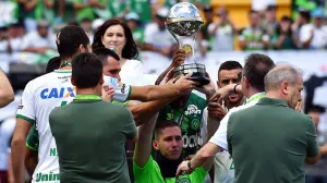 Alzan copa Sudamericana sobrevivientes del Chapecoense