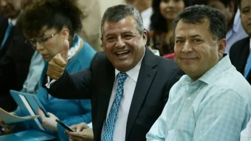 De aires de cambios y campañas grises
