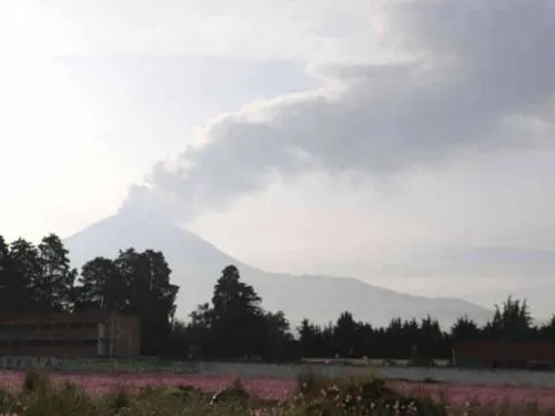 Fuera de peligro, comunidades cercanas al Popocatépetl: PC