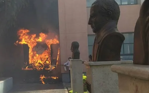 Normalistas incendian y realizan destrozos en Congreso de Guerrero
