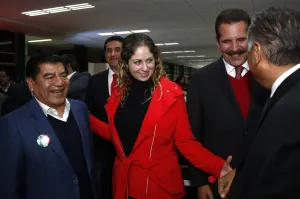 Manda CEN PRI comitiva para negociar salida de Isabel Allende