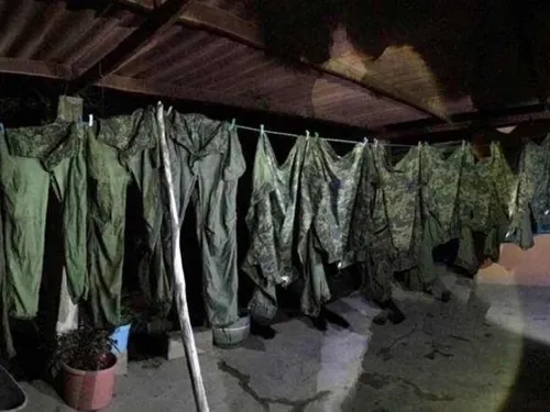 Rescatan a abuelitos y aseguran arsenal, uniformes apócrifos, droga…