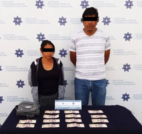 Detiene policía municipal a pareja con billetes falsos