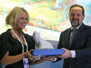 Pamela Anderson subasta baile en Rusia para proyectos ecologistas