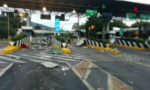 Tráiler sin frenos destruye caseta de cobro en la Autopista Siglo XXI