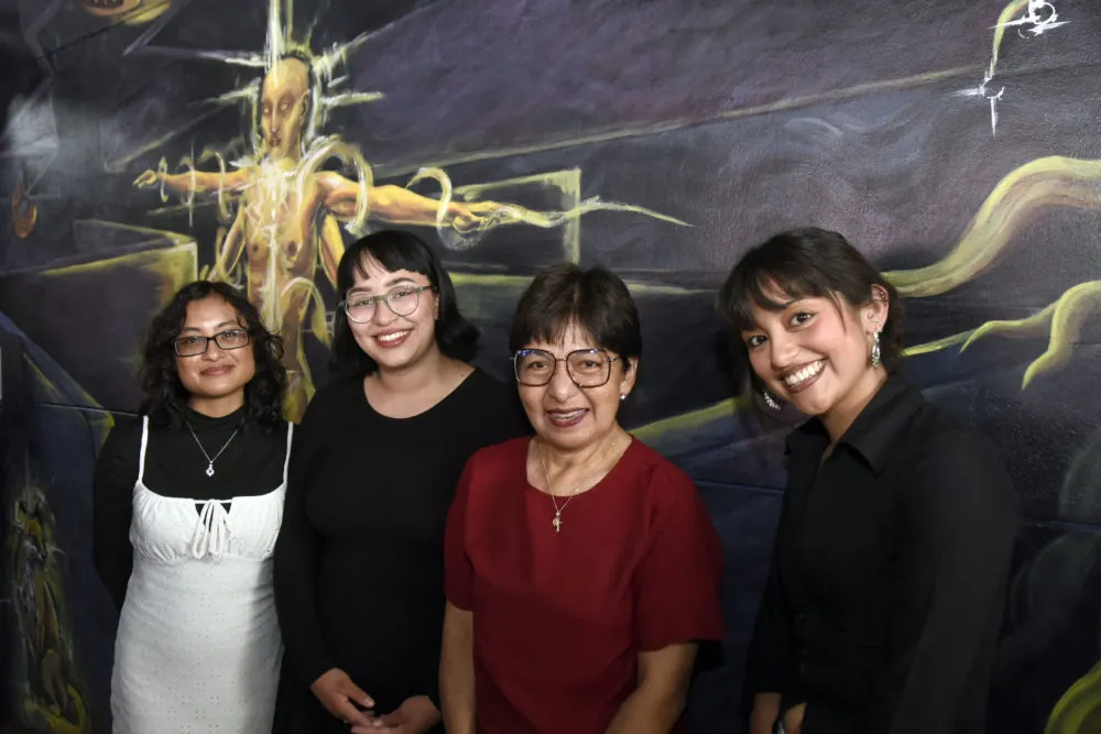 Estudiantes de Artes realizan mural en la Facultad de Psicología por sus 60 años
