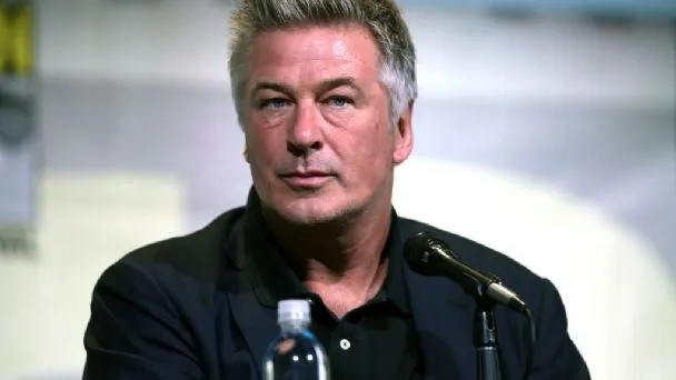 FBI concluye que Alec Baldwin disparó el arma que mató a Halyana Hutchins