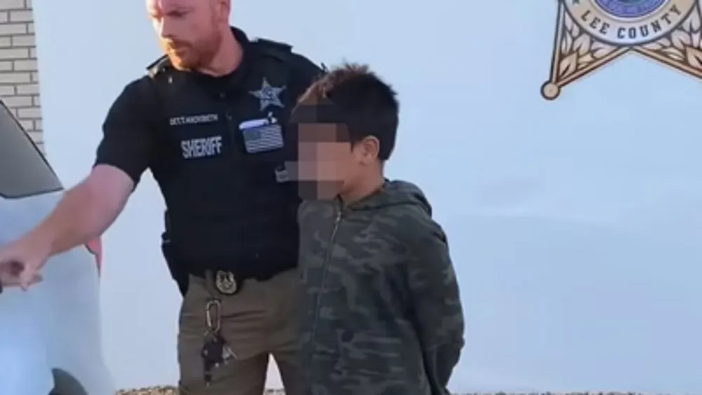 Detienen a niño de 10 años por amenazar con tiroteo masivo en Florida