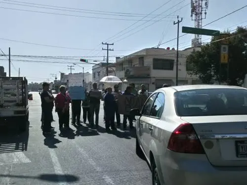 Vecinos se inconforman con la colocación de bahías desde Analco hasta CU sobre la 18 Sur