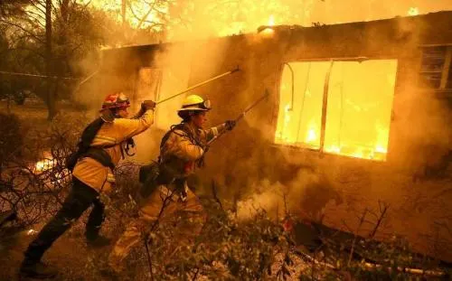 Aumenta a 31 el número de muertos por incendio en California