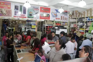 Retira Gobernación ambulantes de zona de papelerías