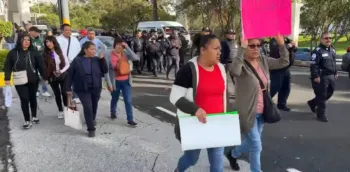 Por estruendos subterráneos en Naucalpan, habitantes se manifiestan en avenida Lomas Verdes para exigir explicación 