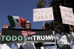 #VibraMexico y Puebla en Lucha se enfrentan durante marcha contra Trump