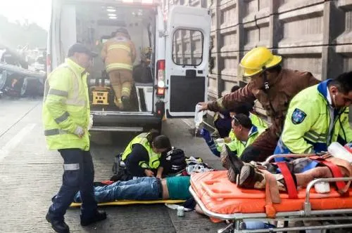 6 heridos al caer un auto de un puente en la México-Puebla