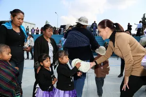 SMDIF entrega cobertores como parte de la campaña Que Puebla no Tenga Frío