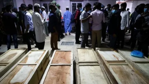 Suben a 24 los muertos por explosión de gas en mezquita de Bangladesh