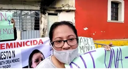 Familiares de maestra asesinada por su esposo en Texmelucan protestan en evento de AMLO