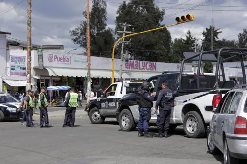 Balacera entre policías y presuntos delincuentes provoca pánico frente al mercado de Amalucan