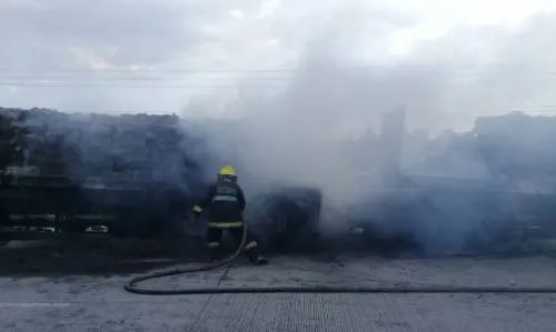 Bomberos Puebla sofoca incendio de dos tractocamiones