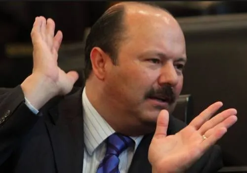 César Duarte aclara en una carta que sólo posee una casa en Texas y no seis
