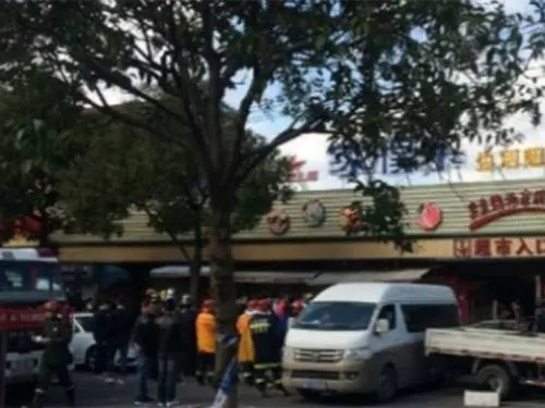 Se derrumba supermercado en China; al menos 2 muertos