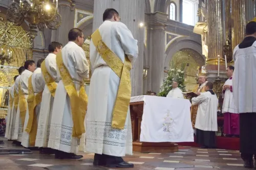 Arzobispo de Puebla ordena a ocho nuevos sacerdotes en la Catedral