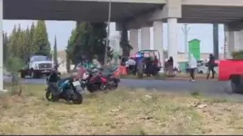 Un motociclista falleció y otro resultó herido tras chocar contra un poste en la Recta a Cholula